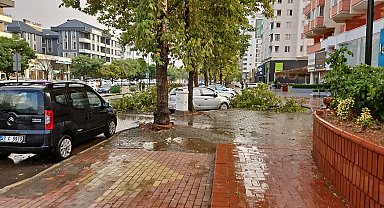 Kavurucu sıcakta Gaziantep yağmur ile serinledi