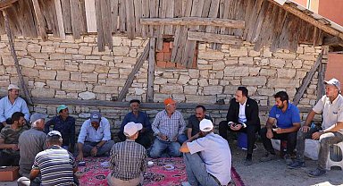 Kaymakam Demirci, yangında 14 büyükbaş hayvanın telef olduğu ahırda incelemelerde bulundu