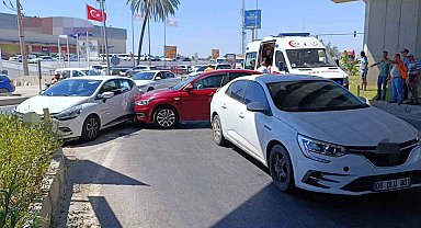 Kaza yapan iki otomobil, kırmızı ışıkta bekleyen araca çarptı: 3 yaralı