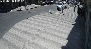 Kaza yapan motosiklet, aracın altından güçlükle çıkarıldı