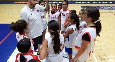 Kepez'in minik basketçilerden hazırlık maçı