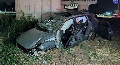 Keşan'da refüje çarpan otomobilin motoru ve lastiği metrelerce fırladı