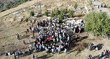 Kıbrıs gazisinin acılı eşinden duygulandıran sözler: "Bana en güzel şeyi Türk bayrağını verdiniz ölene kadar saklayacağım"