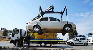 Kırıkkale'de otomobil orta refüje devrildi: 2 yaralı