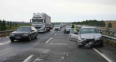 Kırıkkale'de yağmur kazaya davetiye çıkardı: 3 araç çarpıştı, 4 yaralı