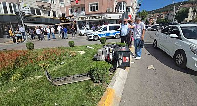 Kırmızı ışık ihlali kazaya neden oldu, iki motosiklet sürücüsü yaralandı