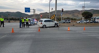 Kırmızı ışık ihlali trafik kazasına neden oldu, 2'si çocuk 4 kişi yaralandı