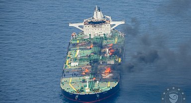 Kızıldeniz'de saldırıya uğrayan petrol tankerindeki yangın 5'inci gününde