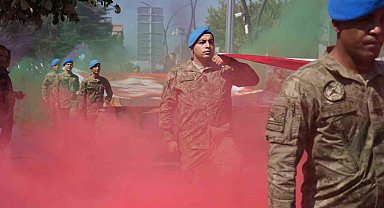 Komandolar ayak sesleri ve marşlarla caddeyi inletti