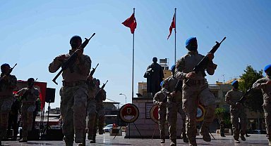 Komandoların silahlarıyla yaptığı gösteri coşkuyla izlendi