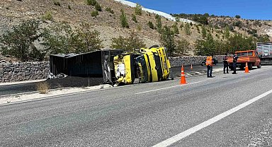 Kömür yüklü tır devrildi: Yol trafiğe kapandı