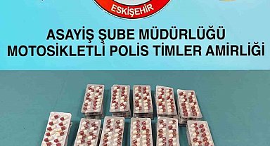 Kontrol amaçlı durdurulan araçtan 885 adet sentetik hap ele geçirildi