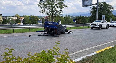 Kontrolden çıkan otomobil, bariyerlere çarparak ters döndü: 1 hafif yaralı