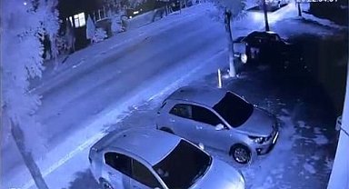Kontrolden çıkan otomobil karşı şeride geçerek işçi servisiyle kafa kafaya çarpıştı