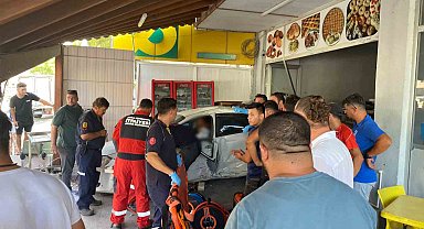 Kontrolden çıkan otomobil önce aydınlatma direğine sonra fırına daldı