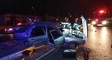 Kontrolden çıkan otomobil refüje çıktı; 1 yaralı