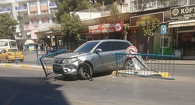 Kontrolden çıkan otomobil refüje çıktı