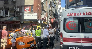 Kontrolden çıkan otomobil yayanın ayağını ezip park halindeki taksiye çarptı