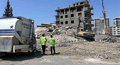 Kontrollü olarak yıkılan 4 katlı binanın yerle bir olmasıyla yaşanan panik kamerada