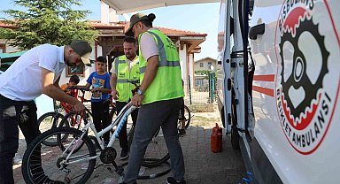 Konya Büyükşehir bisiklet tamircisi olmayan mahallelere "Bisbulans" ile hizmet götürüyor