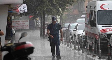 Konya'da aniden bastıran sağanak etkili oldu