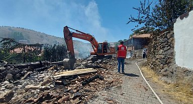 Köyde çıkan yangın 3 evi küle çevirdi