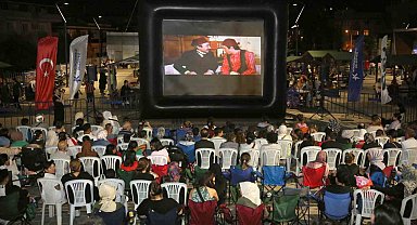 Küçükçekmece'de açık hava sinema günlerine yoğun ilgi