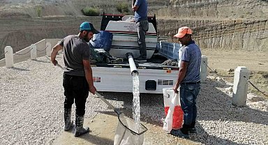 Kuruyan göldeki balıklar balçığın içerisinden kurtarıldı