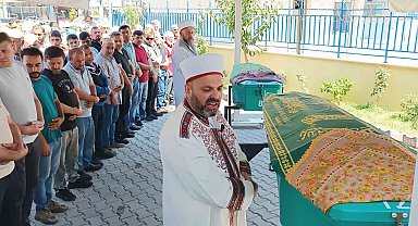 Kütahya'da otomobilin çarpması sonucu hayatları kaybeden iki kız kardeş toprağa verildi