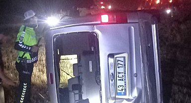 Kütahya'da yoldan çıkan hafif ticari araç tarlaya devrildi: 1 ölü, 1 yaralı