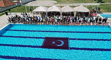 Kuyucaklı çocuklar yüzmedeki hünerlerini sergiledi