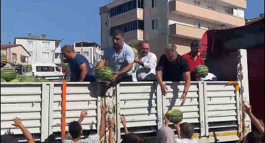 Mahalleliye karpuz dağıtıldı: 27 ton 1 saatte bitti