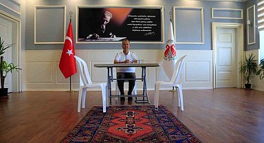 Makam odasına haciz gelen belediye başkanı plastik sandalye ve masada görevine devam ediyor