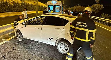 Mardin'de refüje çarpan otomobilde 2 kişi yaralandı