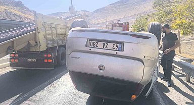 Mardin'de sürücüsünün kontrolünden çıkan otomobil takla attı: 1 yaralı