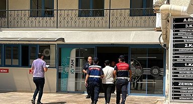 Marmaris'te dolandırıcı kadın, erkek kılığında yakalandı