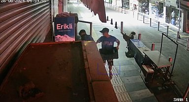 Mersin'de marketin dolabından su ve meşrubat çalan 2 kişi kameraya yakalandı