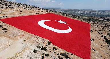 Mersin'de zemine işlenmiş büyük Türk bayrağı boyandı