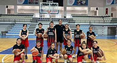 Milli Basketbolcu Manolya Kurtulmuş'tan kariyerine adım attığı Turgutlu Belediyespor'a ziyaret