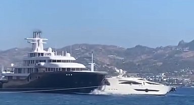 Milyon dolarlık mega yat, motoryatı ezip geçti