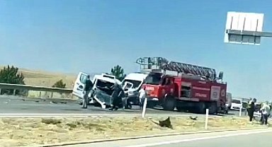 Minibüs yön tabelasına çarptı, 2 kişi hayatını kaybetti