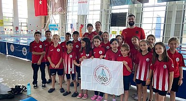 Minik yüzücüler, hayatını kaybeden sporcular için yüzdü