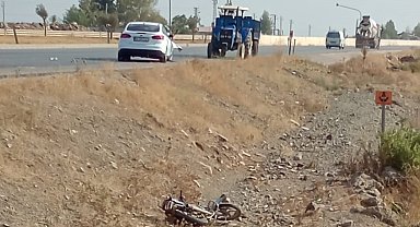 Motosiklet, kırmızı ışıkta bekleyen otomobile çarptı: 1 yaralı