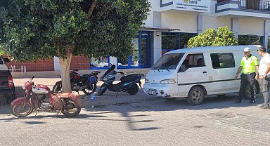 Motosiklet, minibüsün açılan kapısına çarptı: 2 yaralı