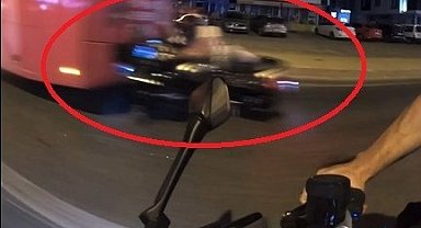 Motosiklet sürücüsü belediye otobüsüne çarptı: O anlar kamerada