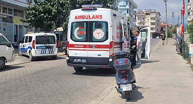 Motosiklet sürücüsü ve yolcu ölümden kılpayı kurtuldu kamyonet sürücüsü firar etti