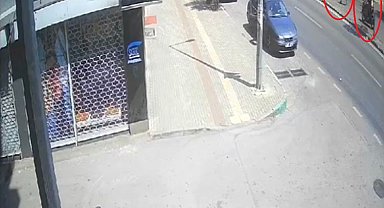 Motosiklet sürücüsünün çarptığı yaşlı kadın hayatını kaybetti...O anlar kamerada
