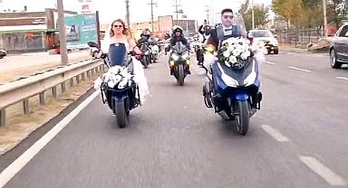 Motosiklet tutkunu çiftin konvoyu
