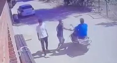 Motosiklet üzerindeki arkadaşına yaptığı şaka, ölümle burun buruna getirdi