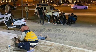 Motosiklet yolda bulunan levhaya çarptı: 2 yaralı